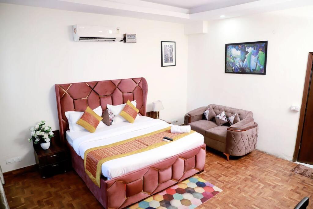 Divine India Service 3bhk 1b Saket New Delhi