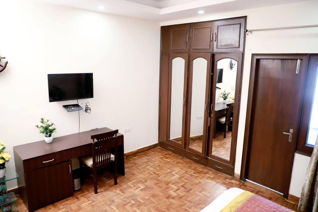 Apartment Divine India Service 3bhk 1b Saket New Delhi