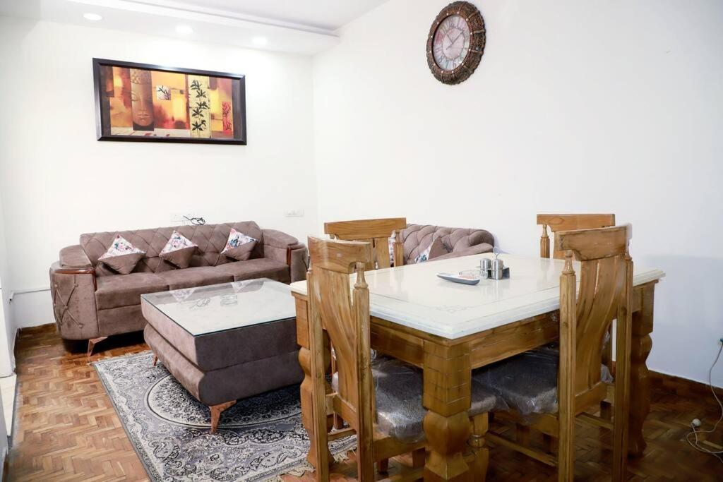 Apartment Divine India Service 3bhk 1b Saket