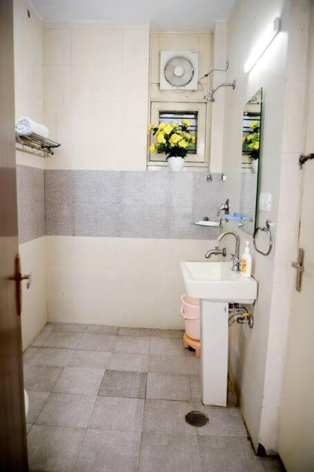 Divine India Service 3bhk 1b Saket * New Delhi