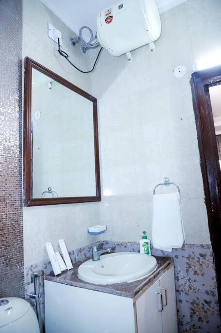 Divine India Service 3bhk 1b Saket New Delhi