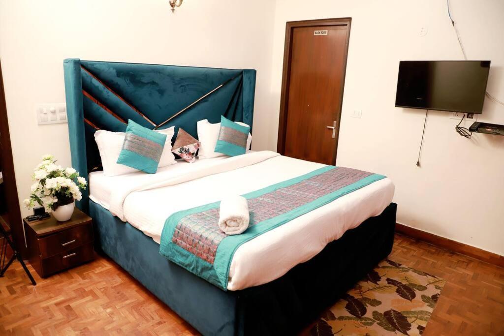 Divine India Service 3bhk 1b Saket