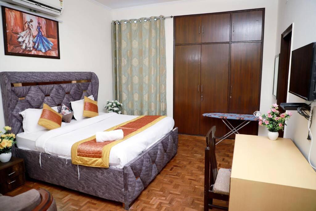 Divine India Service 3bhk 1b Saket * New Delhi