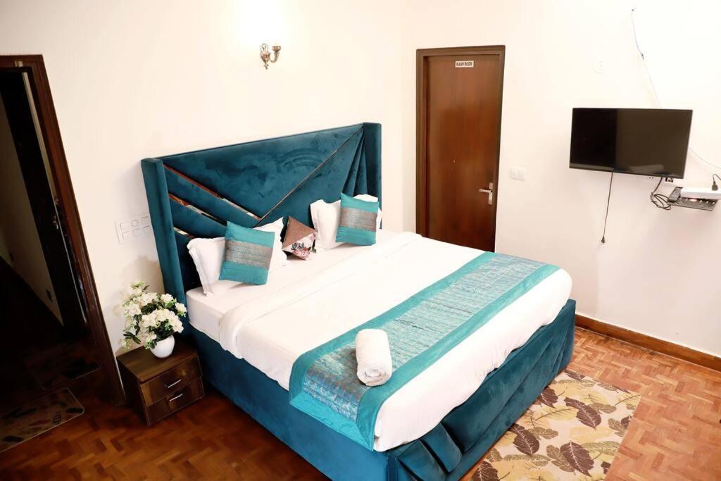Divine India Service 3bhk 1b Saket * New Delhi