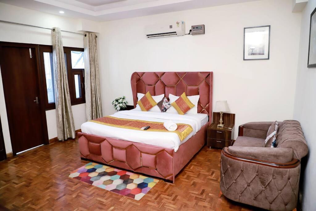 Divine India Service 3bhk 1b Saket Apartment *