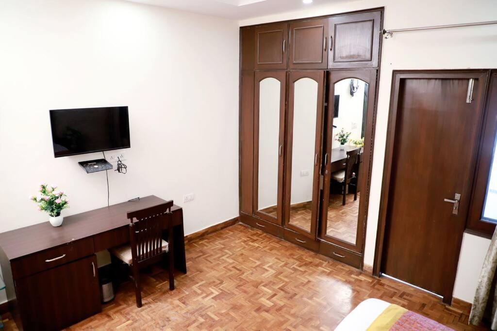 Divine India Service 3bhk 1b Saket * New Delhi