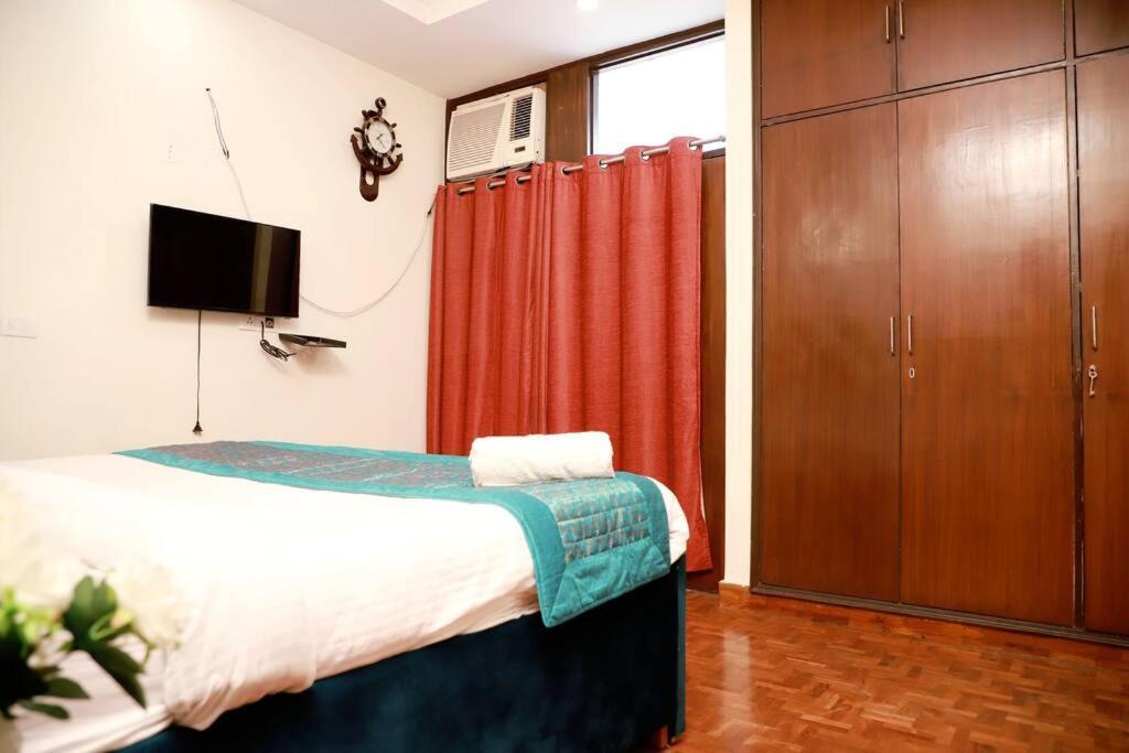 Divine India Service 3bhk 1b Saket Apartment New Delhi