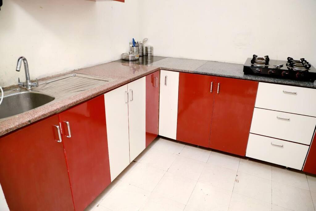 Apartment Divine India Service 3bhk 1b Saket New Delhi