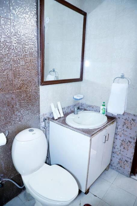Apartment Divine India Service 3bhk 1b Saket