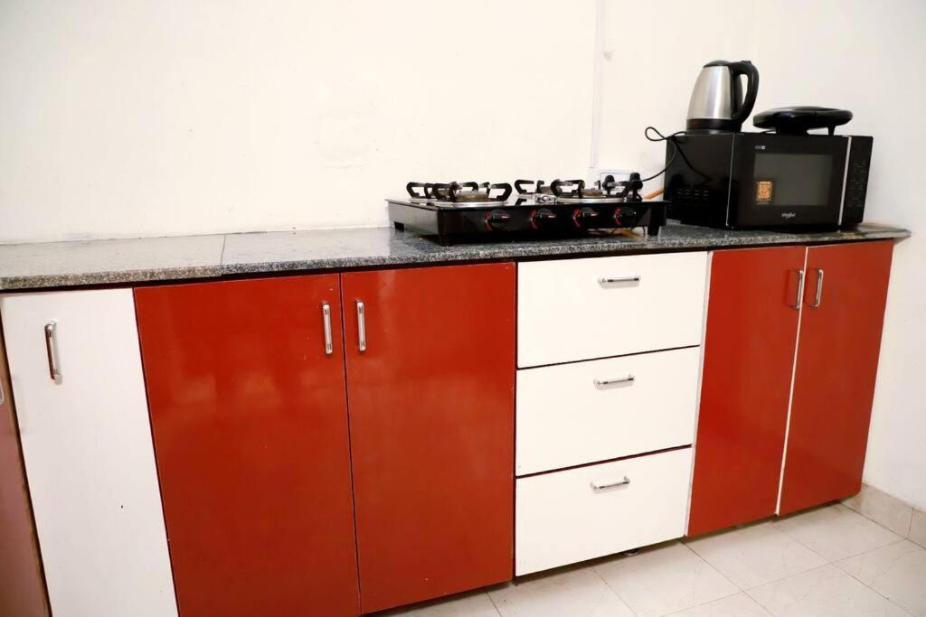Divine India Service 3bhk 1b Saket * New Delhi