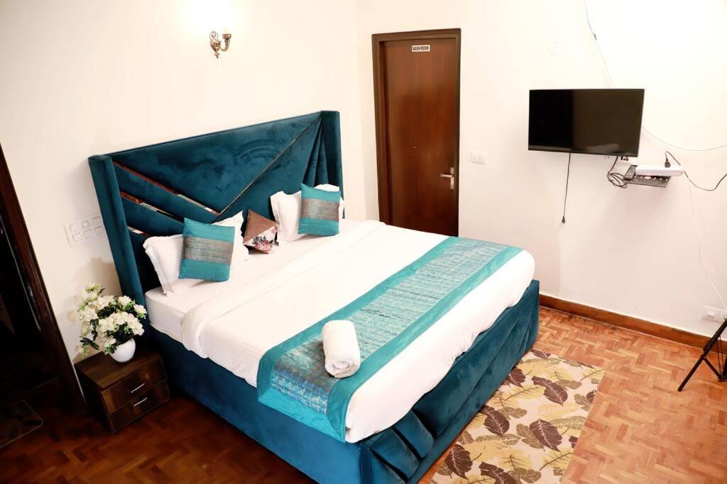 Divine India Service 3bhk 1b Saket Apartment New Delhi