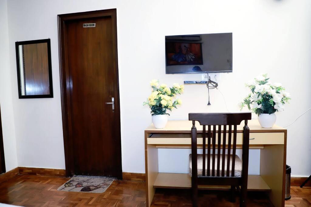 Apartment Divine India Service 3bhk 1b Saket *