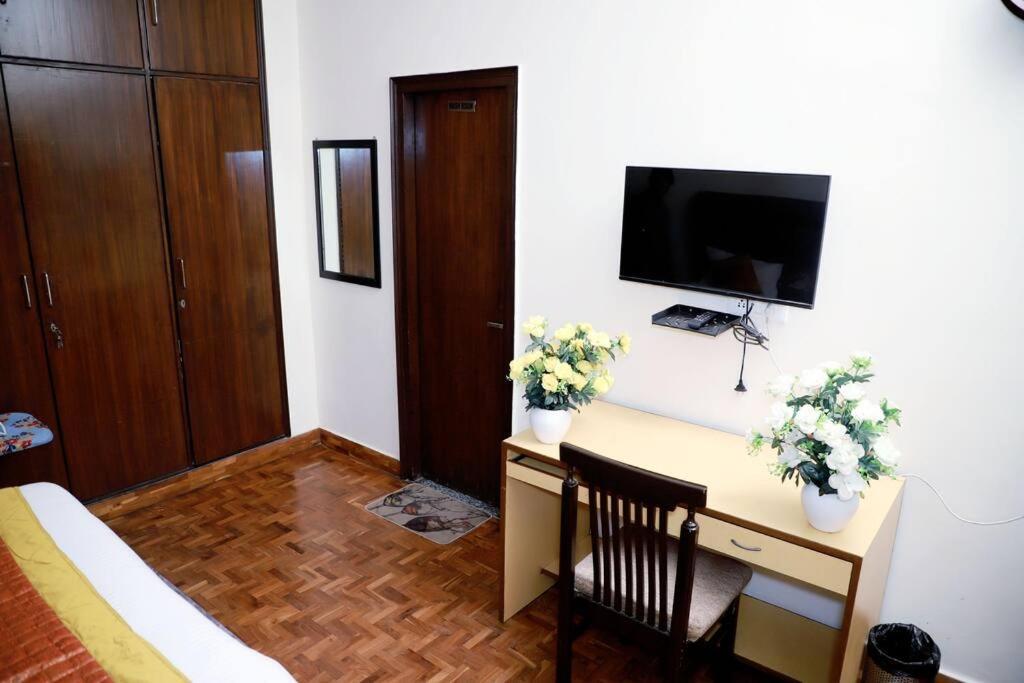 Apartment Divine India Service 3bhk 1b Saket