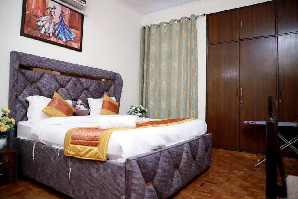 Apartment Divine India Service 3bhk 1b Saket *