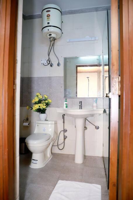 Divine India Service 3bhk 1b Saket Apartment *