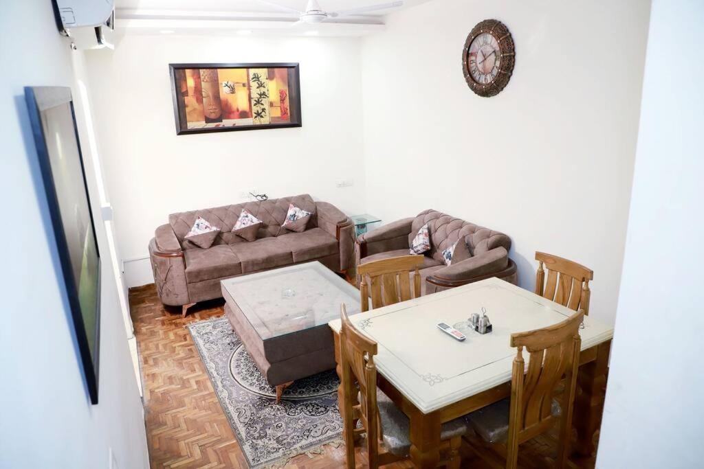 Divine India Service 3bhk 1b Saket New Delhi